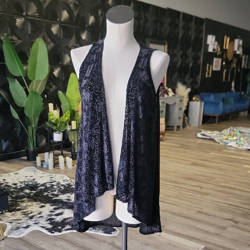 Daytrip Black Velvet Open Front Vest